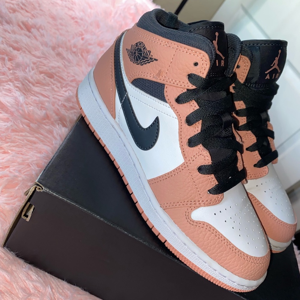 Jordan mid 1s